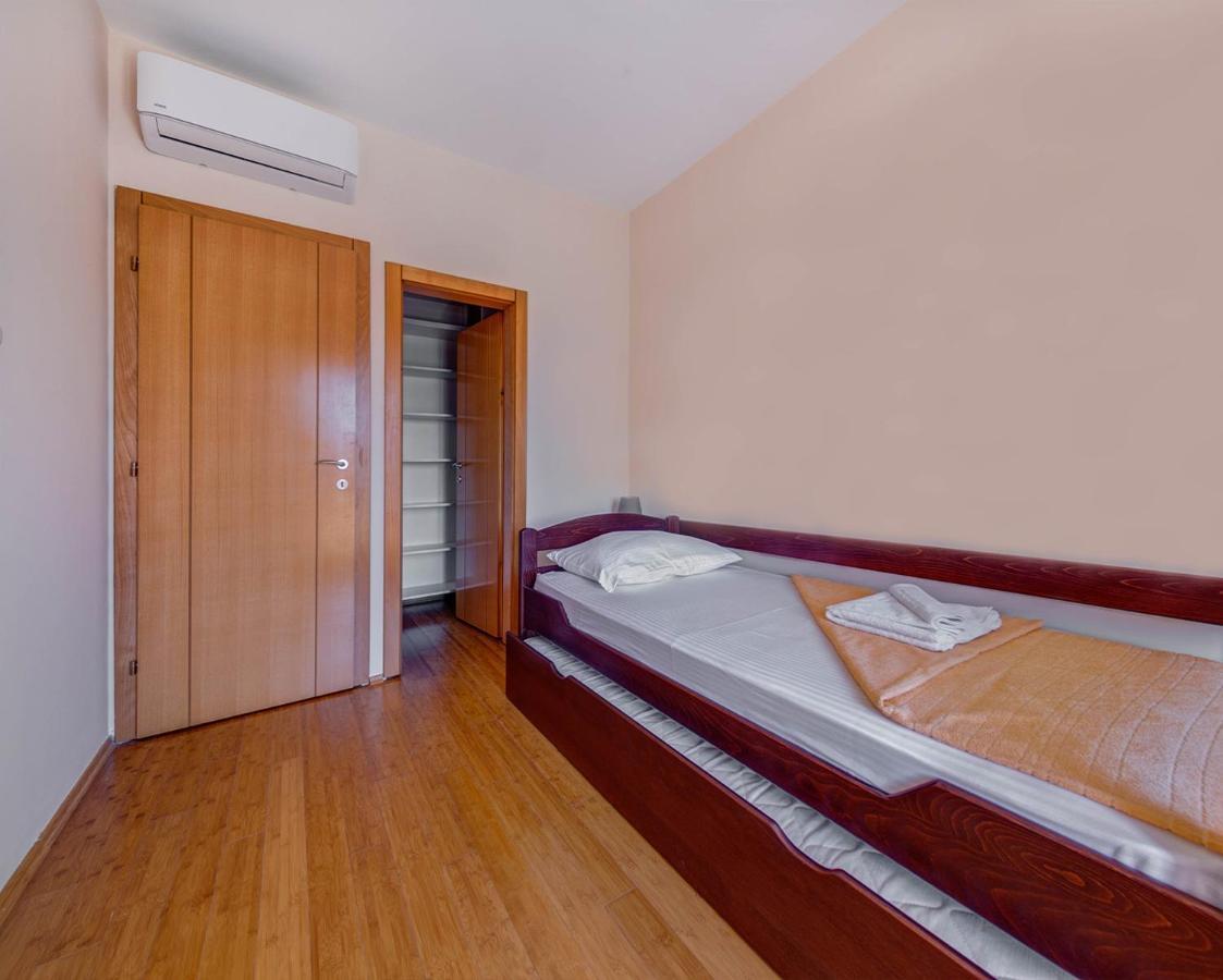 Port Adria Apartments Kamenari Exteriér fotografie